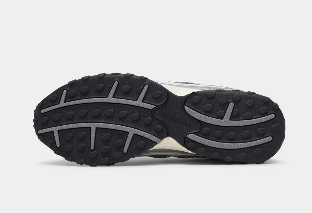 New Balance 204L - Silver Metallic / Black - New Balance